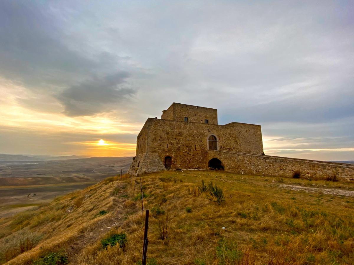 Valle del Bradano castello di Monteserico