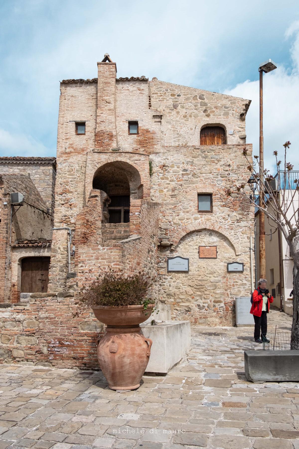 Casa con gli occhi e fontanella