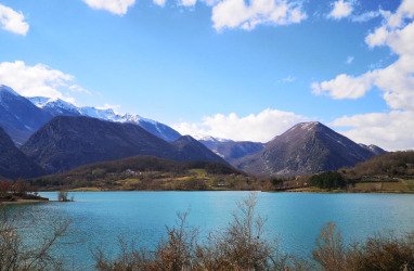 Giro in barca elettrica sul lago di Castel San Vincenzo