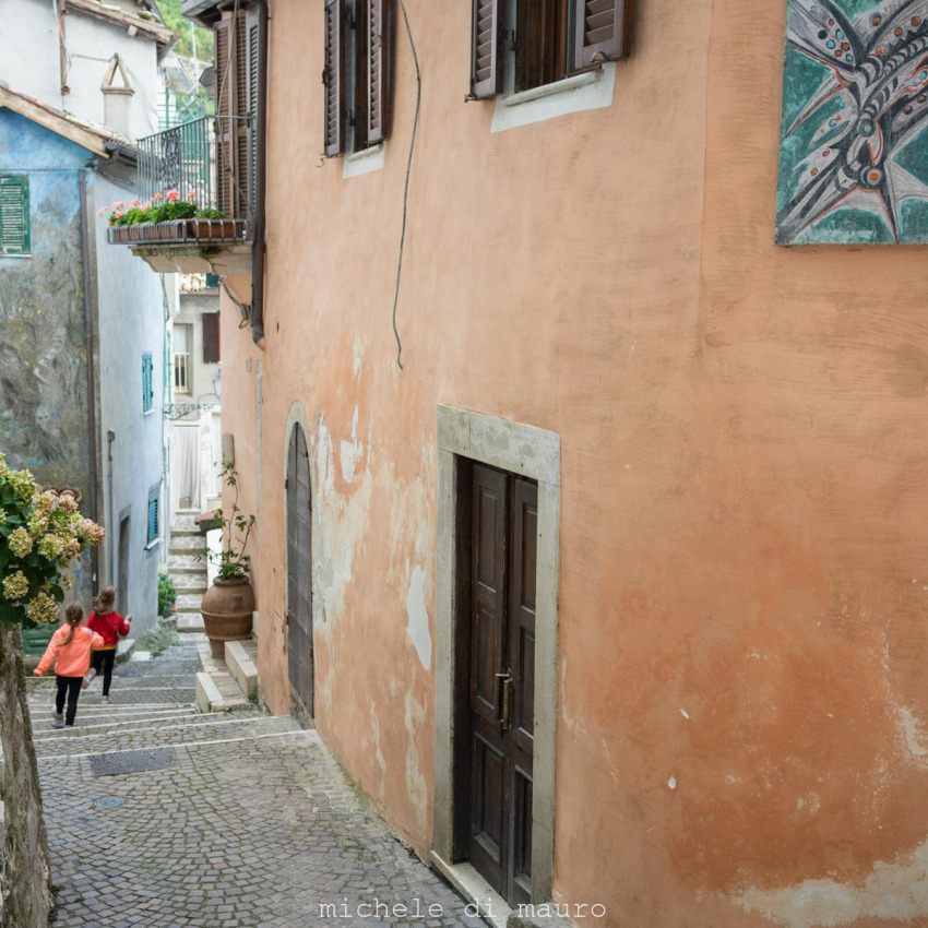 Le scalinate e le mura dipinte di Cervara di Roma