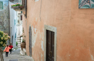 Le scalinate e le mura dipinte di Cervara di Roma